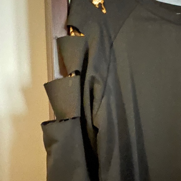 Black top with peek a boo leopard rips down arms - Picture 2 of 3